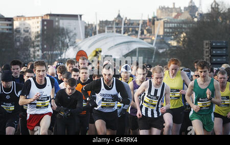 Leichtathletik - Bupa Great Edinburgh Cross Country & Bupa Great Winter Run - Holyrood Park. Die Teilnehmer starten beim Bupa Great Winter Run im Holyrood Park, Edinburgh. Stockfoto