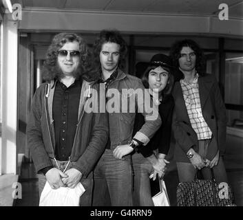 Slade, die Popgruppe (von links) Noddy Holder, Jimmy Lea, Dave Hill und Don Powell am Flughafen Heathrow, London, als sie nach Amerika aufbrechen. Stockfoto