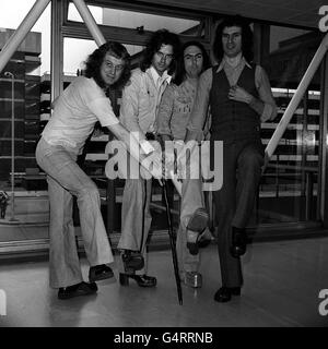 Slade, die Popgruppe (von links) Noddy Holder, Jimmy Lea, Dave Hill und Don Powell, am Flughafen Heathrow, London, bevor sie nach Amerika aufbruch, wo sie Touren sollen. Stockfoto