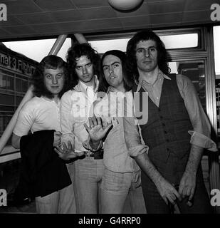 Slade, die Popgruppe (von links) Noddy Holder, Jimmy Lea, Dave Hill und Don Powell, am Flughafen Heathrow, London, bevor sie nach Amerika aufbruch, wo sie auf Tour gehen. Stockfoto