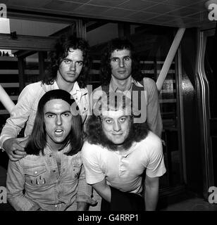 Slade, die Popgruppe (von links) Noddy Holder, Jimmy Lea, Dave Hill und Don Powell, am Flughafen Heathrow, London, bevor sie nach Amerika aufbruch, wo sie auf Tour gehen. Stockfoto