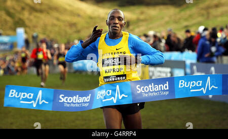 Leichtathletik - Bupa Great Edinburgh Cross Country & Bupa Great Winter Run - Holyrood Park. Asbel Kiprop überquert 09:20 die Linie und gewinnt die 3 km der Bupa Great Edinburgh Cross Country Men im Holyrood Park, Edinburgh. Stockfoto