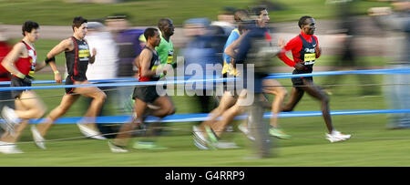 Eliud Kipchoge führt die 3 km lange Bupa Great Edinburgh Cross Country Men's im Holyrood Park, Edinburgh. Stockfoto