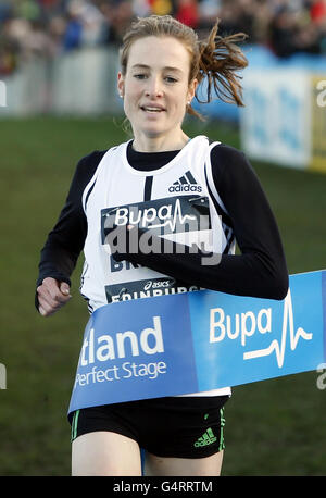 Fionnuala Britton nimmt den ersten Platz in der Bupa Great Edinburgh Cross Country Women's 6km im Holyrood Park, Edinburgh. Stockfoto