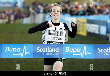 Leichtathletik - Bupa Great Edinburgh Cross Country & Bupa Great Winter Run - Holyrood Park. Fionnuala Britton nimmt den ersten Platz in der Bupa Great Edinburgh Cross Country Women's 6km im Holyrood Park, Edinburgh. Stockfoto