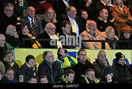 Der ehemalige Labour-Abgeordnete Charles Clarke (ganz rechts) neben Alastair Campbell, (links) Michael Wynn-Jones und Delia Smith während des FA Cup, Third Round Matches in Carrow Road, Norwich. Stockfoto