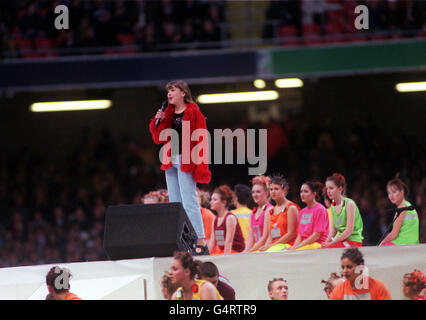 Die Sängerin Charlotte Church tritt auf der Bühne des Millennium Stadium in Cardiff auf, um das Ende der Rugby-Weltmeisterschaft zu feiern. Stockfoto