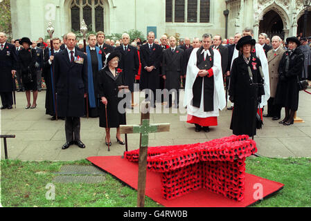 Die Königin Mutter, mit dem Herzog von Kent (links) und Sarah Jones, Witwe des Falkland-Kriegshelden Colonel H. Jones, während eines zweiminütigen Schweigens, um den Kriegstoten der Nation beim British Legion Field of Remembrance Service außerhalb Westminister Abbey zu ehren. * im Zentrum von London. Schwarz gekleidet, stand der 99-Jährige für die ergreifende Stille. Stockfoto