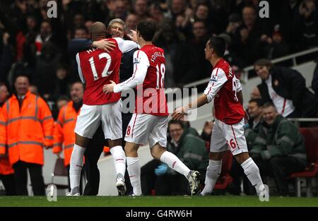 Thierry Henry von Arsenal (links) feiert danach mit Manager Arsene Wenger Er erzielt das Eröffnungziel des Spiels Stockfoto