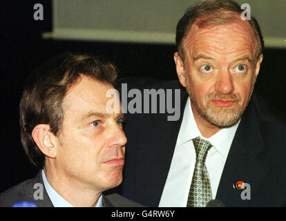 Der britische Premierminister Tony Blair und der Außenminister Robin Cook nehmen an der ersten Sitzung der Exekutive im Rahmen des von der Queen in Durban, Südafrika, eröffneten CHOGM (Commonwealth Heads of Government Meeting) Teil. * 17/03/03 der Unterhausführer Robin Cook wird aus Protest gegen die bevorstehende Militäraktion gegen den Irak aus dem Kabinett ausscheiden, berichteten Quellen der PA News. Er hat seinen Freunden mitgeteilt, dass er später verkünden wird, dass er aus dem Kabinett austritte, und hat sich geweigert, in den letzten Wochen Spekulationen zu bestreiten, dass er das Kabinett verlassen würde, wenn es keine zweite Resolution der Vereinten Nationen gäbe, die die Verwendung von erlaubt Stockfoto