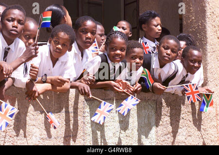 Schulkinder warten auf die Ankunft der Queen in Alexandra Township, Südafrika. Stockfoto