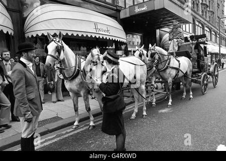 Ein 1830 Royal Mail-Bus vor dem Harrods Store, London, wartet darauf, auf eine 400 Meilen lange Reise nach Edinburgh zu starten. Neben der Lieferung von Brettspielen in die Geschäfte entlang der Strecke wird der Bus Geld für die Häuser von Dr. Barnardo sammeln, indem er Passagiere abholt. Während er wartete, machte der Bus eine leichtherzige „Warnung“ von einem Verkehrswart, der auf zwei gelben Linien geparkt war Stockfoto