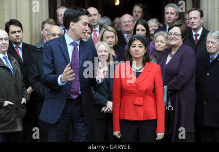 Die neue Labour-Abgeordnete Seema Malhotra wird von dem Parteivorsitzenden Ed Miliband und den Labour-Parteimitgliedern begrüßt, als sie zum ersten Mal nach dem Sieg bei den Nachwahlen von Feltham und Heston im Londoner House of Parliament eintrifft. Stockfoto