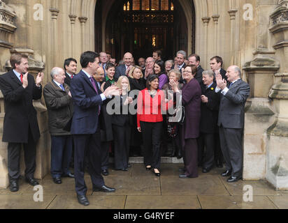 Die neue Labour-Abgeordnete Seema Malhotra wird von dem Parteivorsitzenden Ed Miliband und den Labour-Parteimitgliedern begrüßt, als sie zum ersten Mal nach dem Sieg bei den Nachwahlen von Feltham und Heston im Londoner House of Parliament eintrifft. Stockfoto