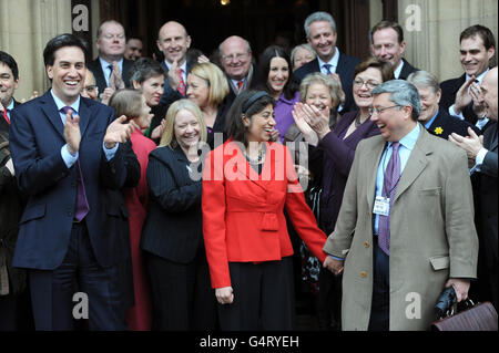 Die neue Labour-Abgeordnete Seema Malhotra wird von dem Parteivorsitzenden Ed Miliband und den Labour-Parteimitgliedern begrüßt, als sie zum ersten Mal nach dem Sieg bei den Nachwahlen von Feltham und Heston im Londoner House of Parliament eintrifft. Stockfoto