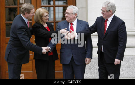 Taoiseach Enda Kenny (links) und Tanaiste Eamon Gilmore (rechts) halten eine Fotowand mit den neuen Ministern Joe Costello (2. Rechts) und Jan O'Sullivan (2. Links) auf den Stufen der Regierungsgebäude, Dublin. Stockfoto