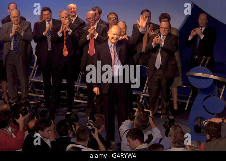 Der konservative Führer William Hague begrüßt die Menge in den Winter Gardens in Blackpool auf der Tory Party Konferenz. Stockfoto