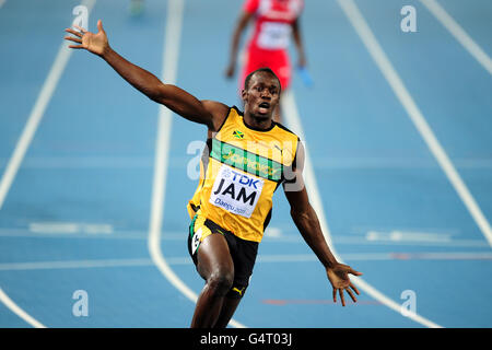 Jamaikas Usain Bolt feiert, dass sein Team die Herren gewinnt 100m Relay Finale und einen neuen Weltrekord Stockfoto