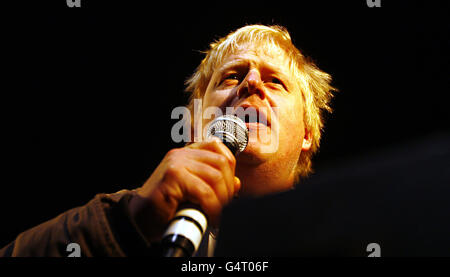 Der Londoner Bürgermeister Boris Johnson ist Ehrengast bei der Menorah-Beleuchtung am Trafalgar Square, London, um Chanukah - das jüdische Lichterfest - zu feiern. DRÜCKEN SIE VERBANDSFOTO. DRÜCKEN SIE VERBANDSFOTO. Bilddatum: Dienstag, 20. Dezember 2011. Bildnachweis sollte lauten: Sean Dempsey/PA Wire Stockfoto