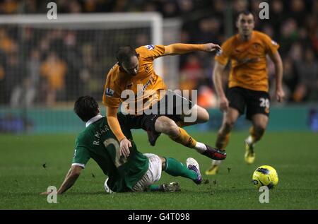 Fußball - Barclays Premier League - Wolverhampton Wanderers gegen Norwich City - Molineux. Steven Fletcher von Wolverhampton Wanderers und Russell Martin (links) von Norwich City kämpfen um den Ball Stockfoto