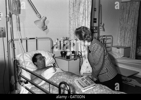 Premierministerin Margaret Thatcher plaudert mit Eric Dadson, einem 37-jährigen Zimmermann, als er sich im St. Georges Krankenhaus Tooting erholt, nachdem er bei einem dreifachen Zugunglück in der Nähe der Clapham Junction, bei dem 36 Tote starben, Schnittwunden und Blutergüsse erlitten hatte. Stockfoto