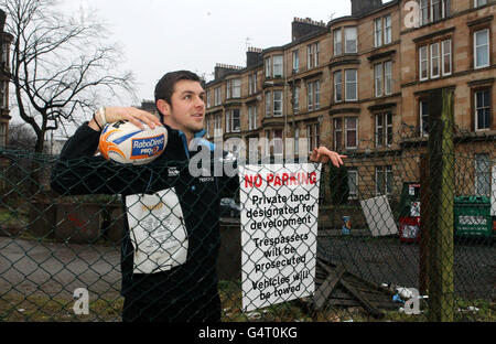 Glasgow Warrior Ryan Wilson auf einem Stück Abfall in der Nähe der Great Western Road während einer Fotoalle in Glasgow. DRÜCKEN Sie VERBANDSFOTO. Bilddatum: Mittwoch, 21. Dezember 2011. Siehe PA Story RUGBYU Glasgow. Bildnachweis sollte lauten: Andrew Milligan / PA Wire. Stockfoto