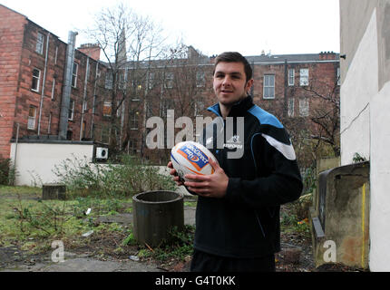 Glasgow Warrior Ryan Wilson auf einem Stück Abfall in der Nähe der Great Western Road während einer Fotoalle in Glasgow. Stockfoto