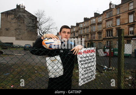 Glasgow Warrior Ryan Wilson auf einem Stück Abfall in der Nähe der Great Western Road während einer Fotoalle in Glasgow. Stockfoto