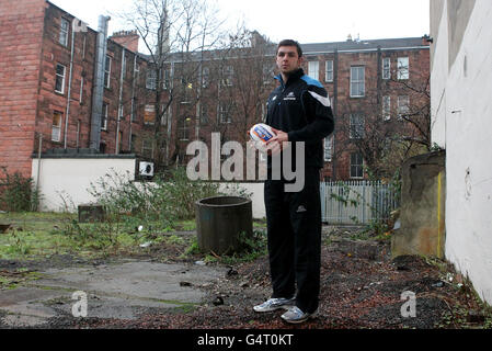 Glasgow Warrior Ryan Wilson auf einem Stück Abfall in der Nähe der Great Western Road während einer Fotoalle in Glasgow. Stockfoto