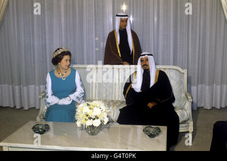 Königin Elizabeth II. Mit dem Emir von Kuwait, Sheikh Jabir al Ahmed al Sabah, im Salam Palace. Stockfoto