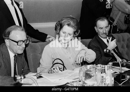 Premierministerin Margaret Thatcher (c) und Außenminister Lord Carrington prüfen die Dokumente zu Beginn des Europäischen Rates auf dem Dublin Castle. Acht europäische Staatsoberhäupter sind für die Konferenz in Dublin. Stockfoto