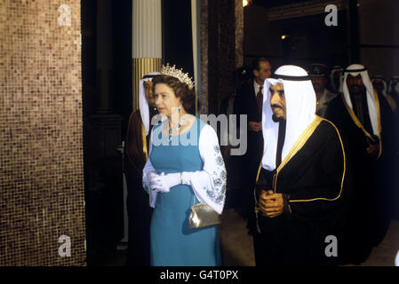 Königin Elisabeth II. Und der Emir von Kuwait, Scheich Jabir al Ahmed al Sabah, bei einem Staatsessen im Salam Palast, Kuwait-Stadt Stockfoto