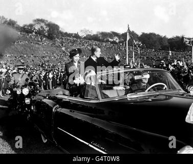 Prinzessin Elizabeth und der Herzog von Edinburgh im Riverdale Park, Toronto, während ihrer Tour durch Kanada. Stockfoto