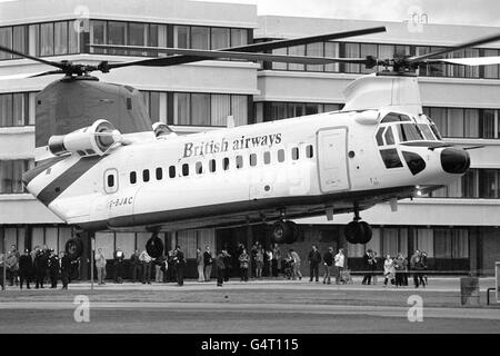 Der erste kommerzielle Hubschrauber von British Airways landet auf dem Londoner Flughafen Gatwick. Die Boeing Vertol 234 wurde als das erste echte Hubschrauberflugzeug beschrieben, das 44 Passagiere mit vollem Airline-Trimm, vier-Gänge-Sitzen in den Mittelgängen, warmen Mahlzeiten und einer Toilette aufnehmen kann. Das Doppelrotor-Flugzeug ist hauptsächlich für den Einsatz zwischen Aberdeen und den weiter entfernten Nordsee-Ölplattformen bestimmt Stockfoto