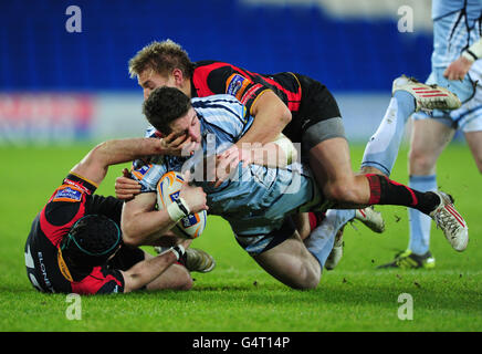 Alex Cuthbert von Cardiff Blues Newport wird von Gwent Dragons' Adam Hughes (links) und Lewis Robling Stockfoto