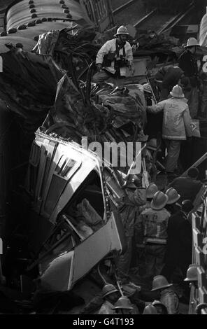 Die Szene in der Nähe von Clapham Junction, South London, nachdem ein überfüllter Personenzug in den Rücken eines anderen vollgepackten Rush-Hour-Zuges gepflügt wurde. Das Bild zeigt Rettungskräfte, die durch das verdrehte Wrack klettern. Stockfoto