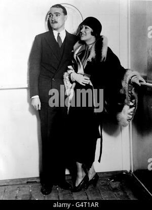 PA-NEWS Foto 26. November 1925: Schauspielerin Gloria Swanson mit ihrem Mann, Graf De La Falaide De La Coudraye, bei ihrer Rückkehr aus Europa nach Amerika. Stockfoto