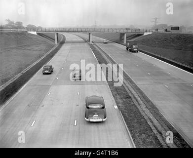 Die erste Fernstraße Großbritanniens, die Autobahn London-Birmingham M1, wurde nach der Eröffnung durch den Verkehrsminister eröffnet. Dieses Bild wurde in der Nähe des Luton Sporns aufgenommen. Stockfoto