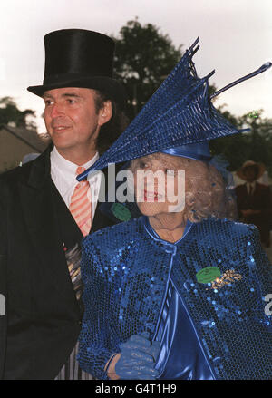 Milliner David Shilling trifft mit seiner Mutter Gertrude Shilling in Royal Ascot ein. 14/10/99: Gertrude Shilling, berühmt für das Tragen extravaganter Hüte bei Ascot, ist im Alter von 89 Jahren nach einem langen Kampf mit Krebs gestorben. * Frau Shilling starb 13/10/99 im University College Hospital in London an Magenkrebs. Stockfoto