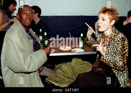 Maxi Jazz und Sister Bliss von der Band Faithless bei den Ericsson Musik Awards in London. Stockfoto