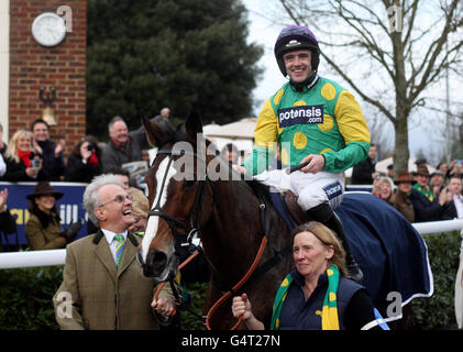 Kauto Star von Ruby Walsh geritten geht mit Besitzer Clive Smith (links) nach dem Gewinn der William Hill King George VI Steeple Chase während des William Hill Winter Festival auf Kempton Park Racecourse. Stockfoto