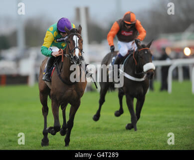 Kauto Star (links) mit Ruby Walsh schlägt Long Run, mit Sam Waley-Cohen, um die William Hill King George VI Steeple Chase im Kempton Park zu gewinnen. Stockfoto