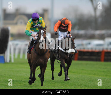 Kauto Star (links) mit Ruby Walsh schlägt Long Run, mit Sam Waley-Cohen, um die William Hill King George VI Steeple Chase im Kempton Park zu gewinnen. Stockfoto