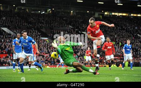 Fußball - Barclays Premier League - Manchester United / Wigan Athletic - Old Trafford. Dimitar Berbatov von Manchester United erzielt das zweite Tor seines Spielers Stockfoto