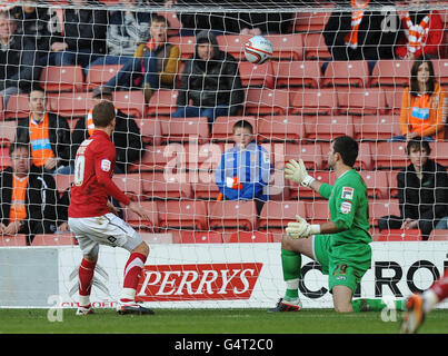 Fußball - npower Football League Championship - Barnsley gegen Blackpool - Oakwell Stadium. Matt von Barnsley hat beim npower Football League Championship-Spiel im Oakwell Stadium, Barnsley, Punkte erzielt. Stockfoto