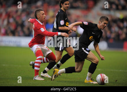 Fußball - npower Football League Championship - Nottingham Forest / Peterborough - City Ground. Radoslaw Majewski von Nottingham Forest (links) stellt Daniel Kearns von Peterborough United in die Herausforderung Stockfoto