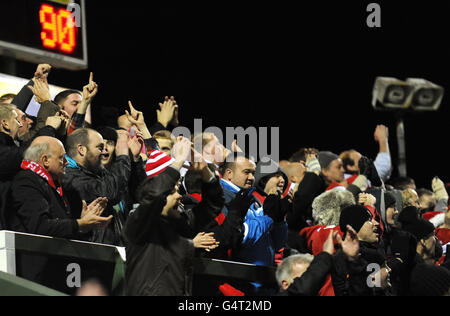 Charlton-Fans feiern Danny Greens spätes Siegtreffer im Spiel npower Football League One im Huish Park, Yeovil. Stockfoto