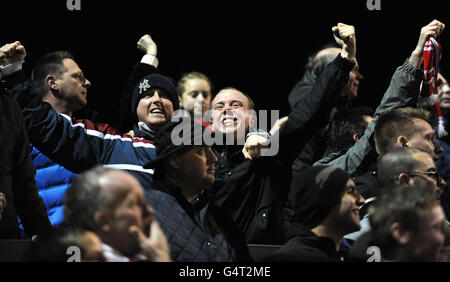 Fußball - npower Football League One - Yeovil Town / Charlton Athletic - Huish Park. Charlton-Fans feiern Danny Greens spätes Siegtreffer während des npower Football League One-Spiels im Huish Park, Yeovil. Stockfoto