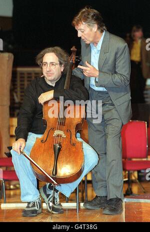 Sir Paul McCartney (rechts) mit dem Cellospieler Myron Latzke bei der Probe in Liverpool zur Weltpremiere von Sir Pauls neuestem Werk Working Classical, das in der Liverpool Philharmonic Hall aufgeführt wird. Stockfoto