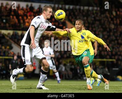 Simeon Jackson (rechts) von Norwich City und Fulham's Brede Hangeland (links) Kampf um den Ball Stockfoto